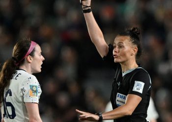 Premier Lig tarihinde ilk: Bayan hakem maç yönetecek