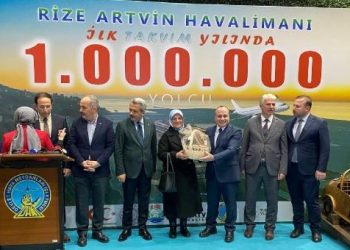 Rize-Artvin Havalimanı’nda 1 milyonuncu yolcu merasimle karşılandı