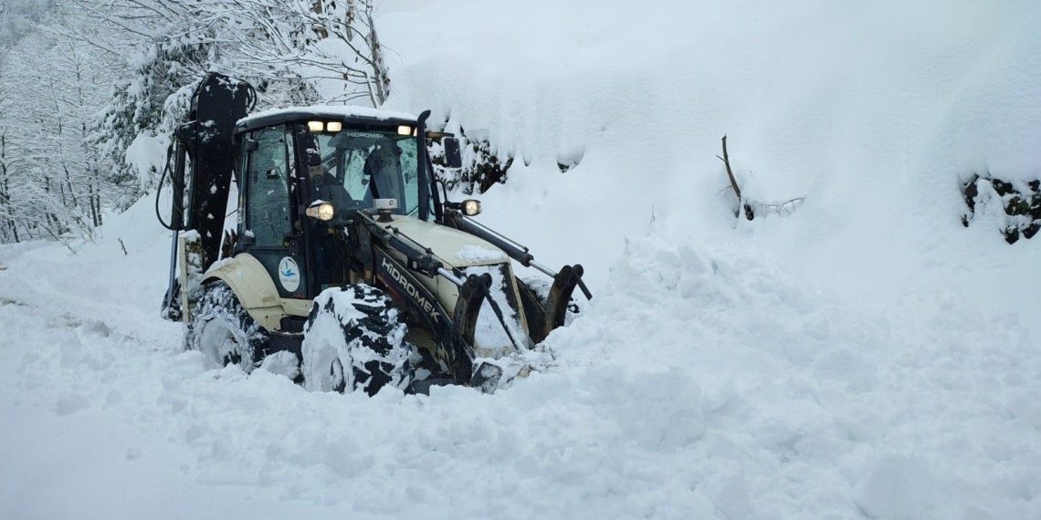 Rize’de 31 köy yolunun ulaşımına kar manisi
