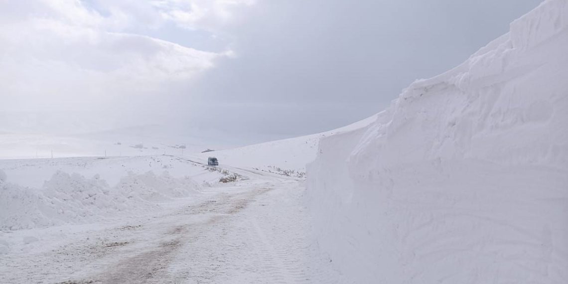 Rüzgar karları savurdu, 3 mahalle yolu kapandı