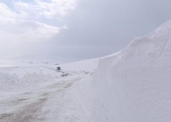 Rüzgar karları savurdu, 3 mahalle yolu kapandı