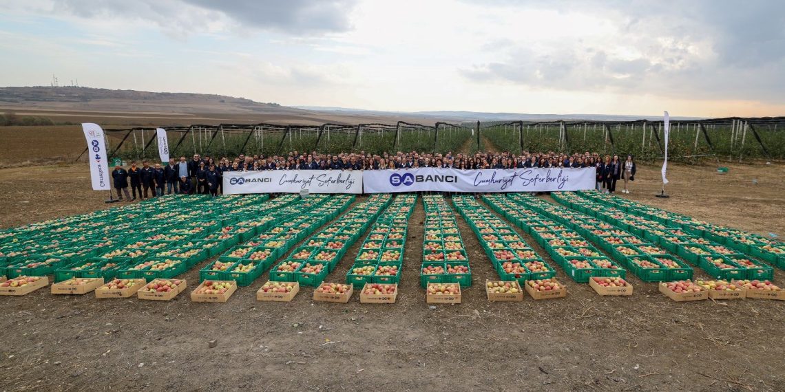 Sabancı gönüllüleri Cumhuriyetin 100. yaşını çalışarak kutladı