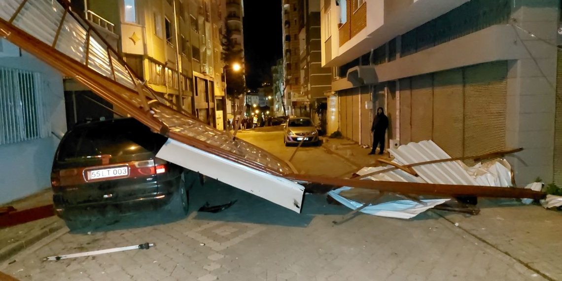 Samsun’da fırtına çatıları uçurdu