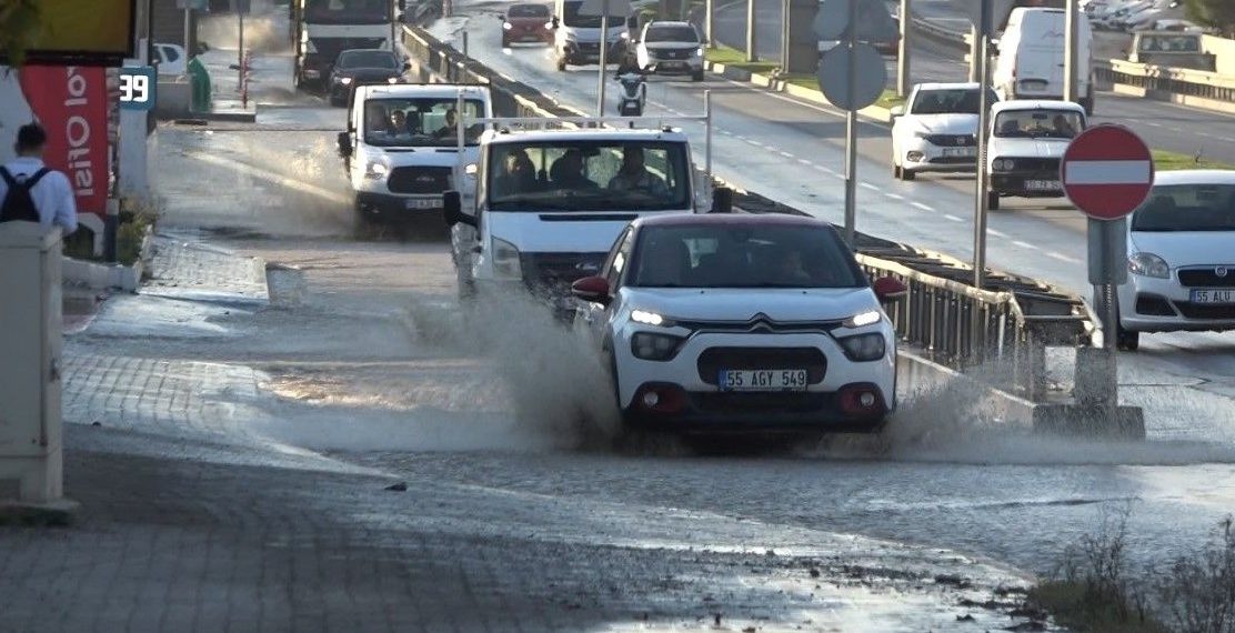 Samsun’da su borusu patlayınca yollar göle döndü