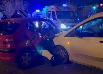 Sancaktepe’de iki araç baş başa çarpıştı: 4 ağır yaralı
