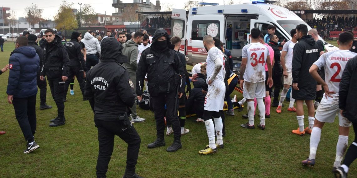 Şanlıurfa’da maç esnasında lisanı boğazına kaçan futbolcu hastaneye kaldırıldı