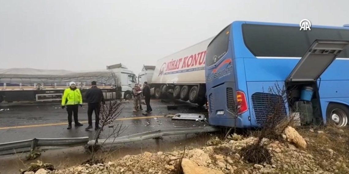 Şanlıurfa’da yolcu otobüsü ile 2 TIR çarpıştı: Meyyit ve yaralılar var