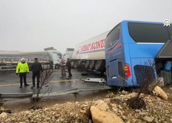 Şanlıurfa’da yolcu otobüsü ile 2 TIR çarpıştı: Meyyit ve yaralılar var