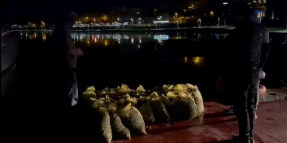 Sarıyer’de kaçak avlanan 1.5 ton midye denize döküldü