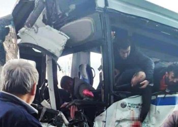 Servis midibüsü, çöp kamyonuna arttan çarptı: 17 yaralı