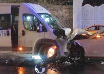 Servis minibüsü ve araba baş başa çarpıştı: 9 yaralı