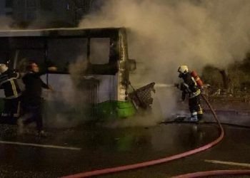 Seyir halindeyken alev alan özel halk otobüsü küle döndü