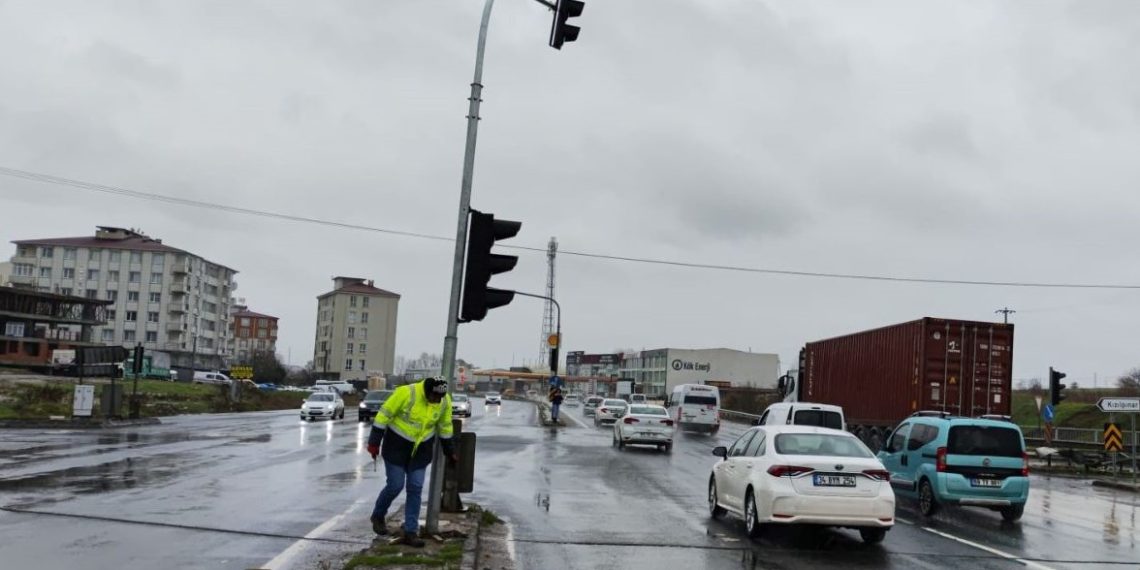 Şiddetli rüzgar trafik ışıklarını aykırı çevirdi
