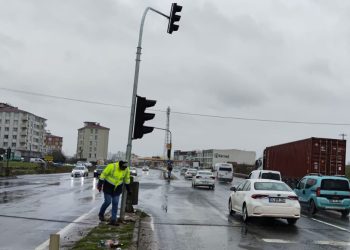 Şiddetli rüzgar trafik ışıklarını aykırı çevirdi
