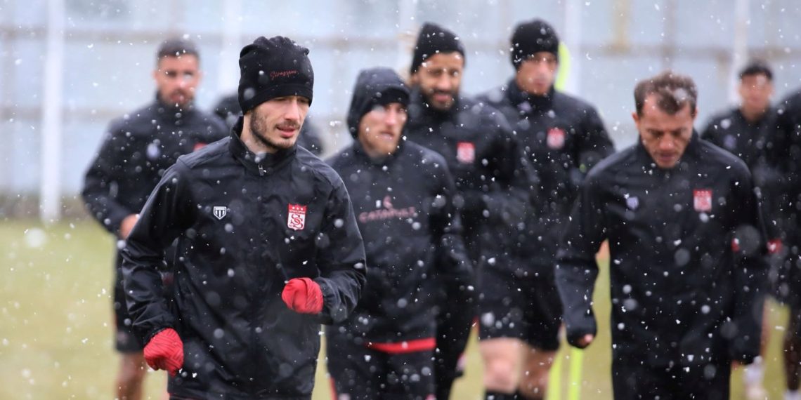 Sivasspor kar altında çalıştı