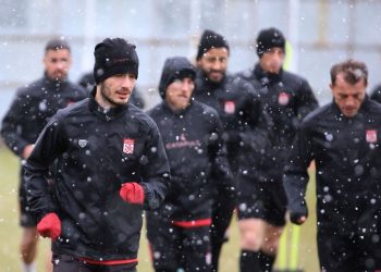 Sivasspor kar altında çalıştı