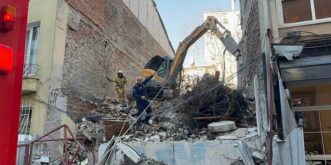 SON DAKİKA HABERİ: Kadıköy’de bina çöktü