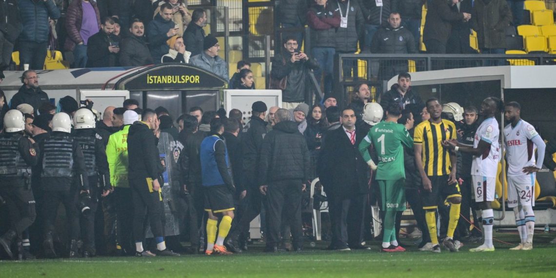 SON DAKİKA: İstanbulspor idaresi ekibi alandan çekti, maç yarıda kaldı