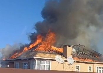 Sultanbeyli’de 3 katlı binanın çatısı alev alev yandı