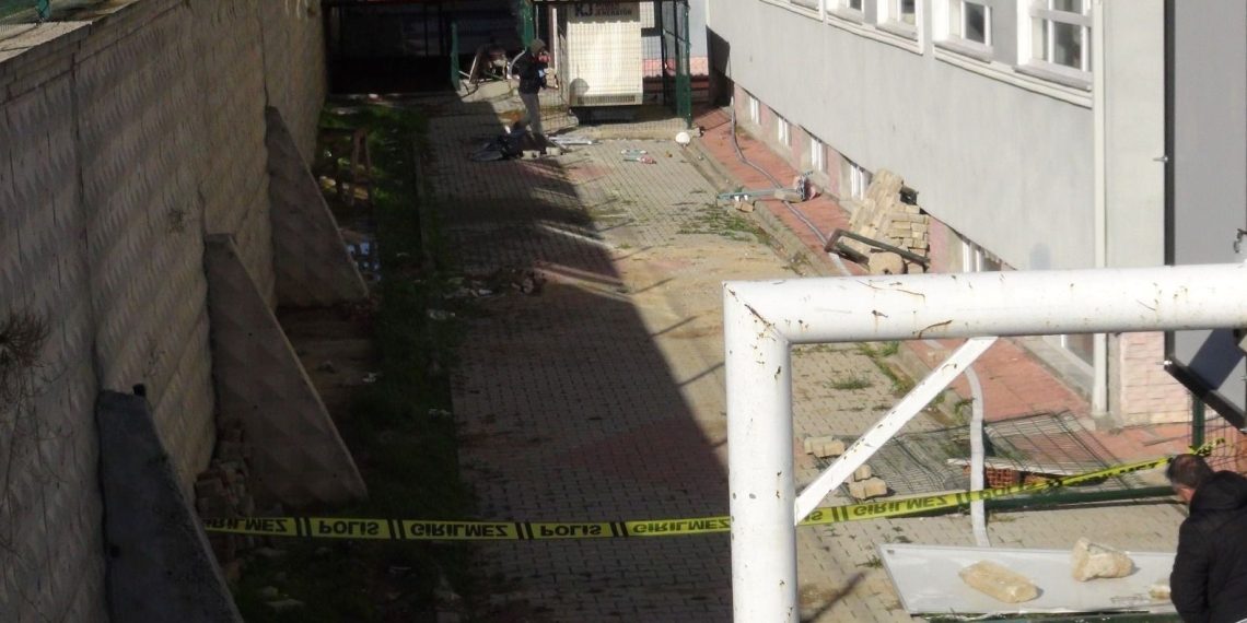 Tamir için okul çatısına çıkan personel, 10 metreden düşüp öldü