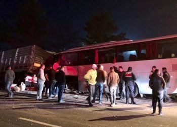 Tıp otobüsü TIR’a geriden çarptı: 4 yaralı