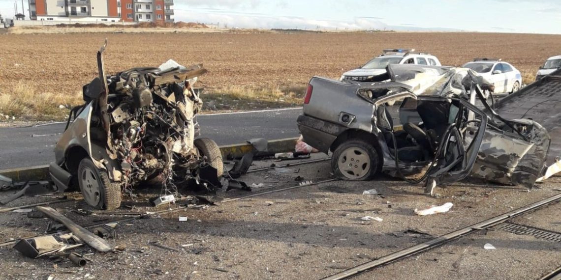 Tramvay yolundaki direğe çarpan araba ikiye bölündü: 1 meyyit