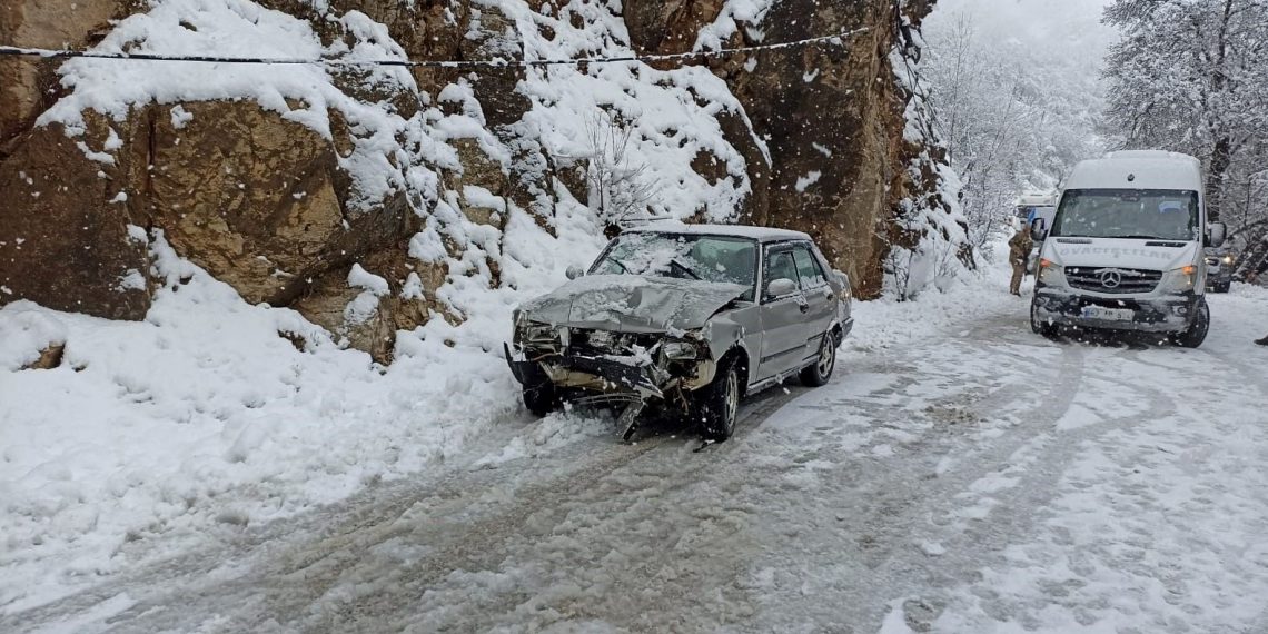 Tunceli’de kayganlaşan yolda kaza: 3 yaralı