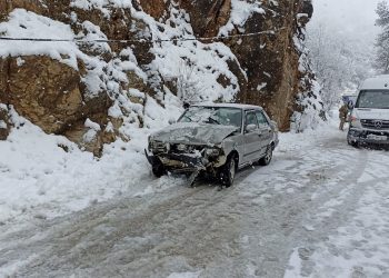 Tunceli’de kayganlaşan yolda kaza: 3 yaralı