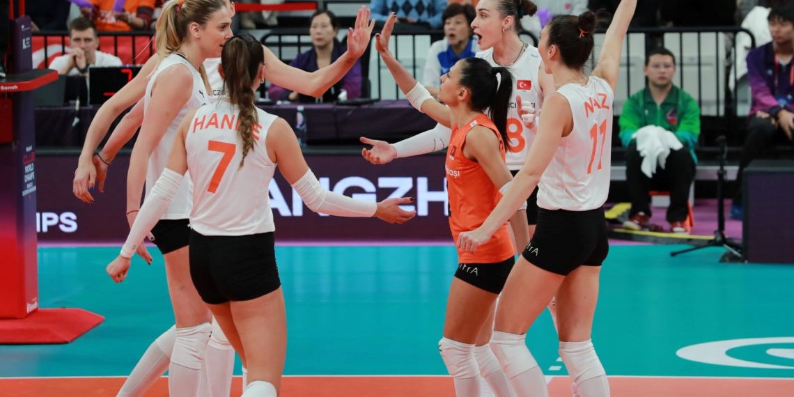 Türk finalinde Eczacıbaşı Dynavit Dünya şampiyonu oldu