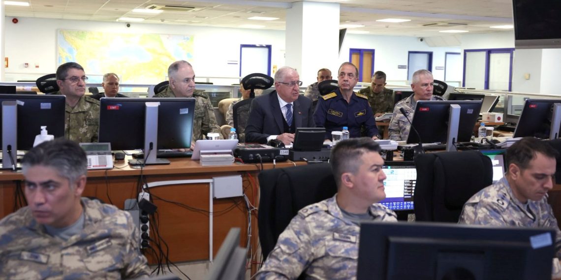 Ulusal Savunma Bakanı Irak hududunda