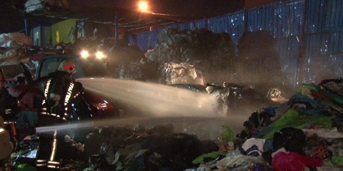 Ümraniye’de atık toplama merkezi alev alev yandı