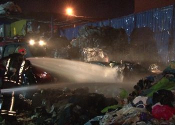 Ümraniye’de atık toplama merkezi alev alev yandı