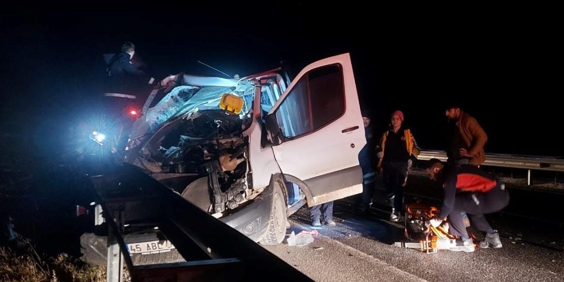 Uşak’ta kamyonet ile kamyon çarpıştı: 1 meyyit