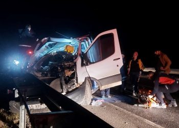 Uşak’ta kamyonet ile kamyon çarpıştı: 1 meyyit