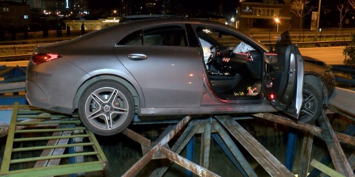 Üsküdar’da alkollü şoförün kullandığı araba köprü ortasında askıda kaldı