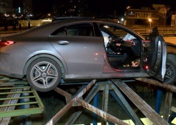 Üsküdar’da alkollü şoförün kullandığı araba köprü ortasında askıda kaldı
