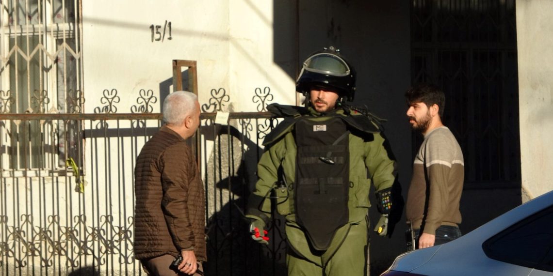 “Üzerimde bomba düzeneği var” diyerek kuyumcuyu soymaya kalktı