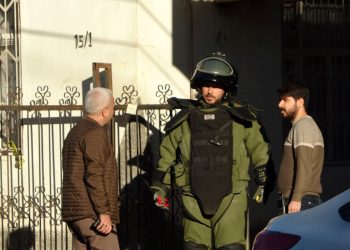 “Üzerimde bomba düzeneği var” diyerek kuyumcuyu soymaya kalktı