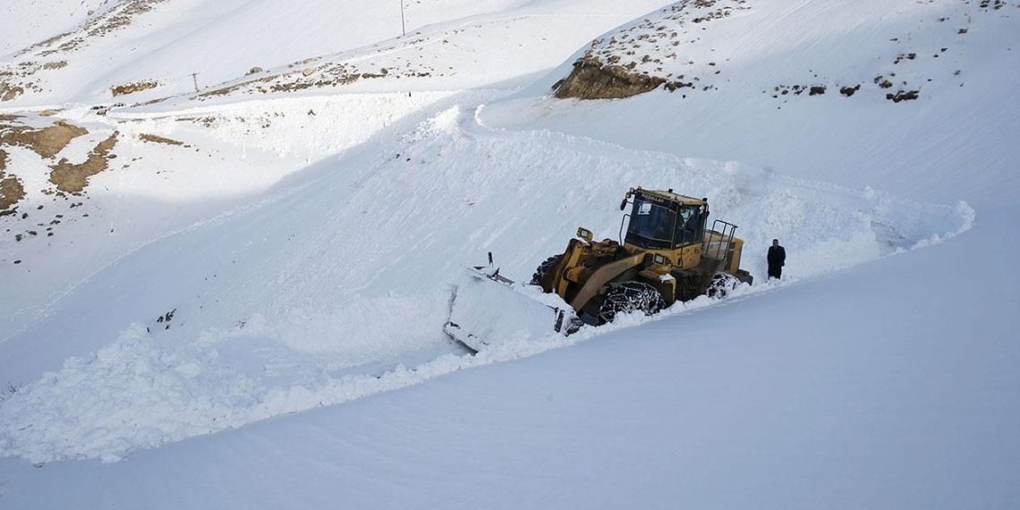Van’da yol açma çalışması yapan iş makinesinin üzerine çığ düştü