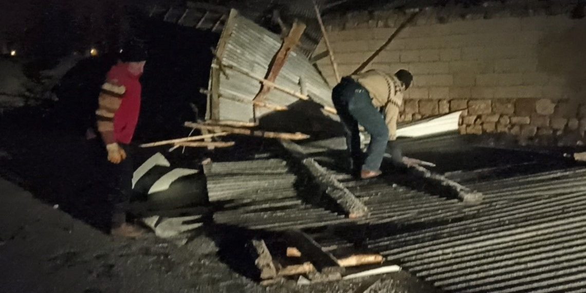 Van’da fırtına mesken ve ahırın çatısını uçurdu