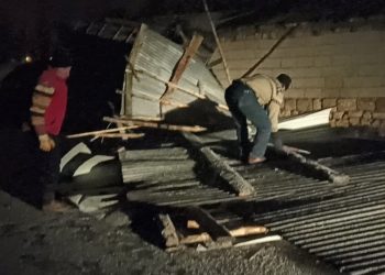 Van’da fırtına mesken ve ahırın çatısını uçurdu