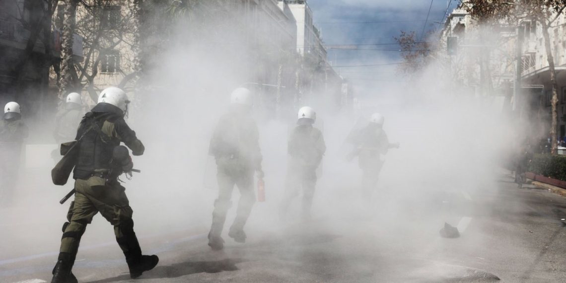 Voleybol maçında ölüm: Olimpiakos-Panathinaikos derbisinde çıkan olaylarda yaralanan polis hayatını kaybetti