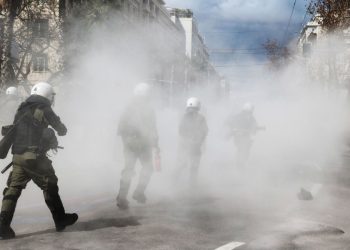 Voleybol maçında ölüm: Olimpiakos-Panathinaikos derbisinde çıkan olaylarda yaralanan polis hayatını kaybetti