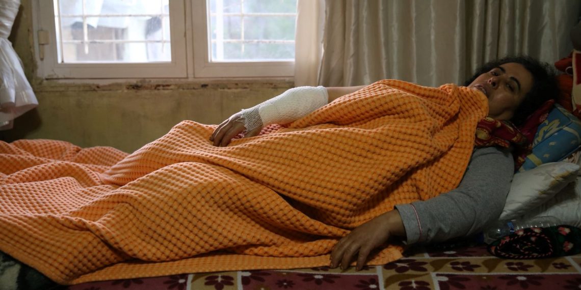 Yasaklı ırk köpeğin saldırısına uğradı: 37 dikiş atıldı