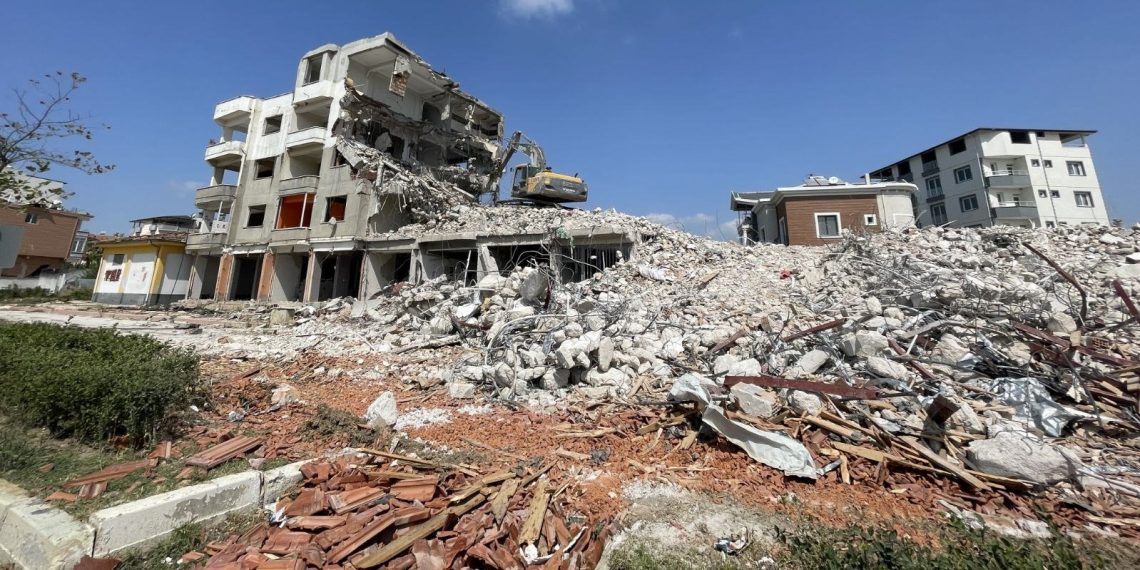 Yıkım sırasında kolonların ortasına sıkıştı