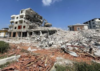 Yıkım sırasında kolonların ortasına sıkıştı