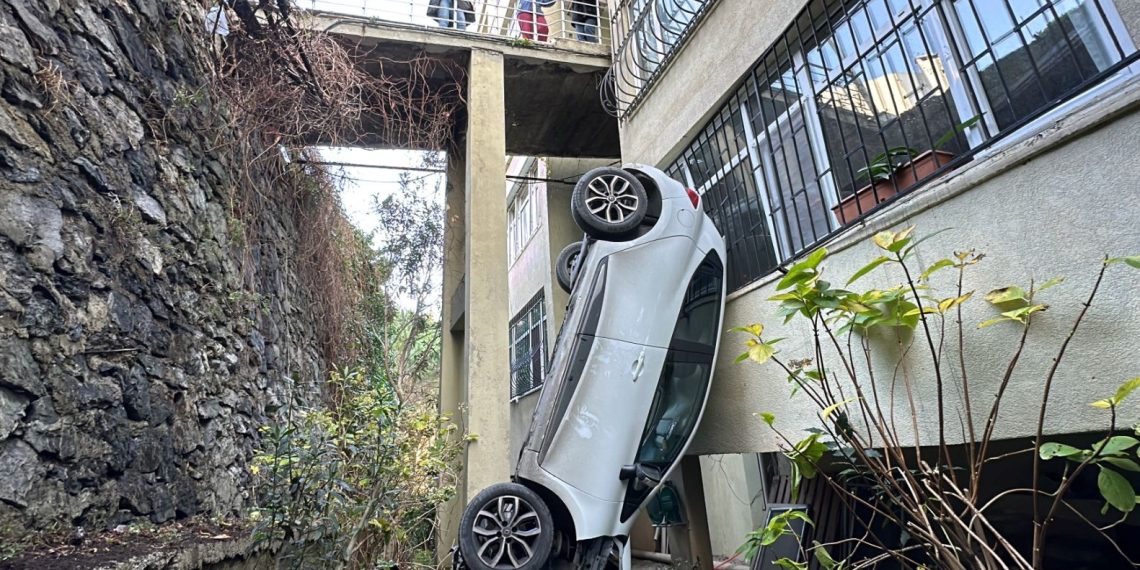 Yokuş aşağı fren yerine gaz | 8 metreden bahçeye uçtu