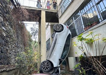 Yokuş aşağı fren yerine gaz | 8 metreden bahçeye uçtu