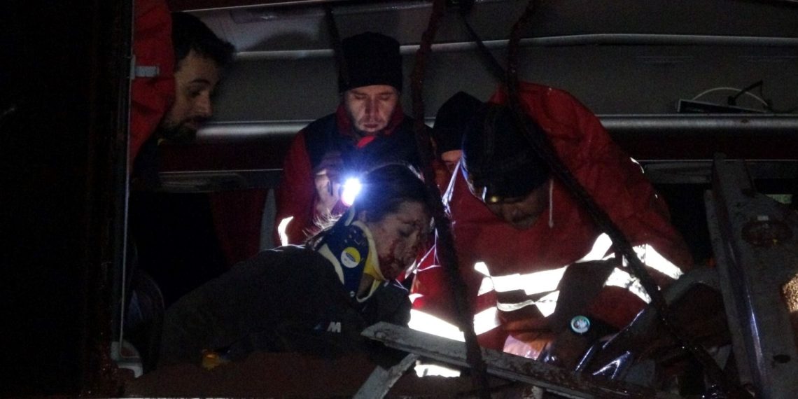 Yolcu otobüsü, kum yüklü hafriyat kamyonuna çarptı: 13 yaralı