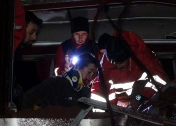 Yolcu otobüsü, kum yüklü hafriyat kamyonuna çarptı: 13 yaralı